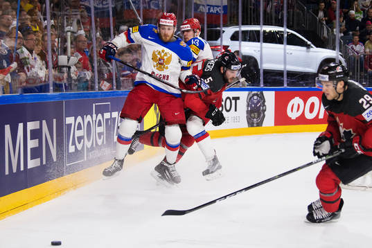 Rysslands Ivan Telegin och Valeri Nichushkin tacklar