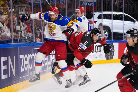 Rysslands Ivan Telegin och Valeri Nichushkin tacklar