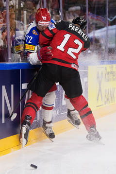Rysslands Artemi Panarin blir tacklad av Kanadas Colton