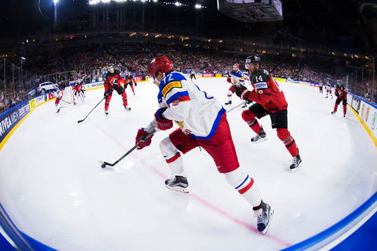 Rysslands Artemi Panarin utmanar Kanadas Sean Couturier i