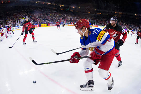 Rysslands Artemi Panarin utmanar Kanadas Sean Couturier i