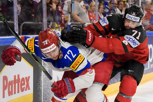Rysslands Artemi Panarin och Kanadas Alex Killorn i
