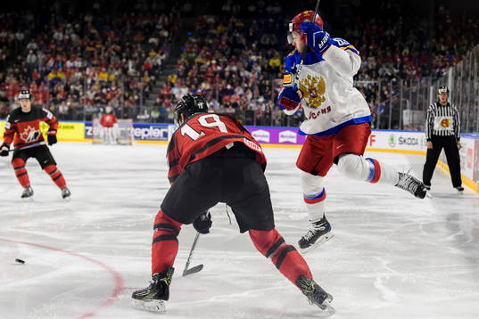Kanadas Mike Matheson och Rysslands Evgeni Dadonov i