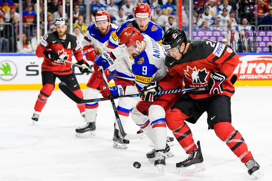 Rysslands Viktor Antipin och Kanadas Brayden Point i