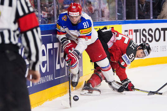 Rysslands Dmitri Orlov och Kanadas Mark Scheifele i