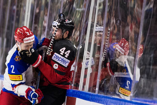 Rysslands Artyom Zub och Kanadas Marc-Edouard Vlasic i kamp