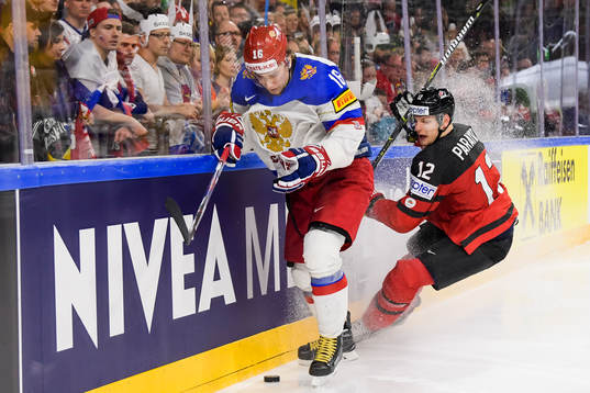 Rysslands Sergei Plotnikov och Kanadas Colton Parayko i