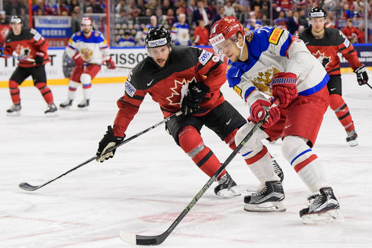 Kanadas Jason Demers och Rysslands Artemi Panarin i