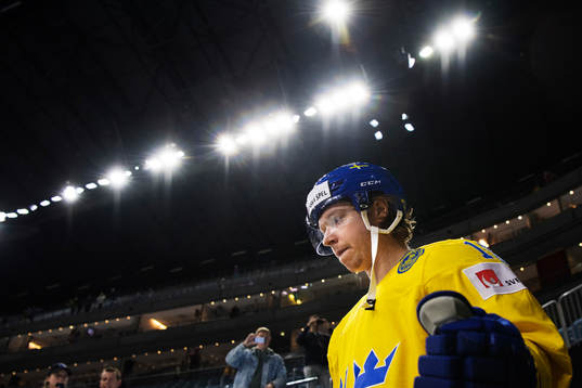 Sveriges Nicklas Bäckström på väg ut till uppvärmningen