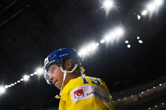 Sveriges Nicklas Bäckström på väg ut till uppvärmningen