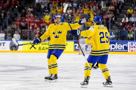 Sveriges Alexander Edler och William Nylander jublar