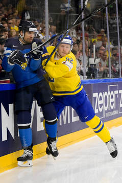 Sveriges Gabriel Landeskog och Finlands Topi Jaakola i