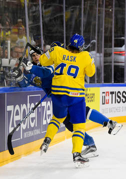 Sveriges Victor Rask tacklar Finlands Valtteri Filppula i