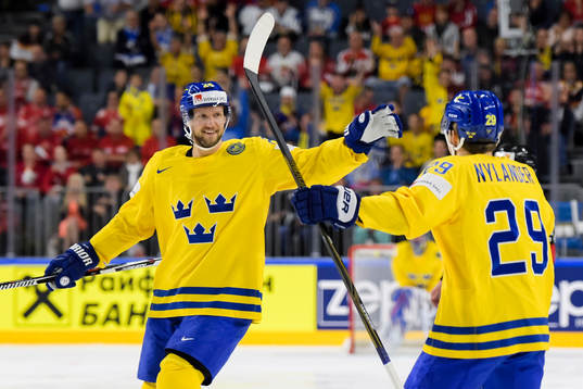 Sveriges Alexander Edler och William Nylander jublar