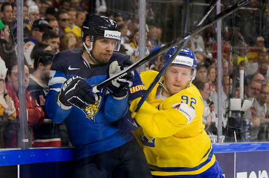 Sveriges Gabriel Landeskog och Finlands Topi Jaakola i
