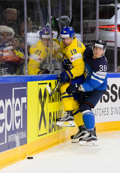 Sveriges Nicklas Bäckström och Finlands Juuso Hietanen i