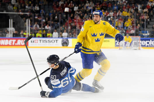 Finlands Julius Honka och Sveriges Alexander Edler i