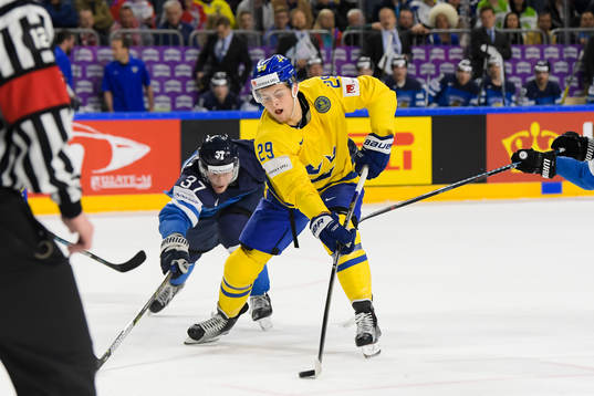 Finlands Mika Pyörälä och Sveriges William Nylander i