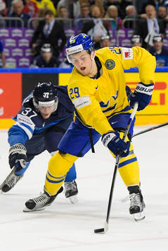 Finlands Mika Pyörälä och Sveriges William Nylander i