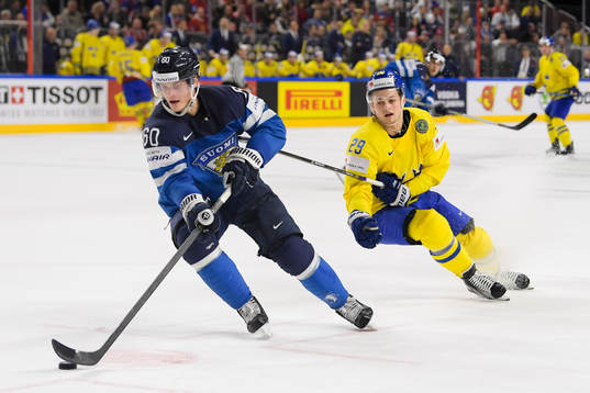 Finlands Julius Honka  och Sveriges William Nylander i