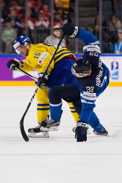 Sveriges Oscar Lindberg tacklar Finlands Markus