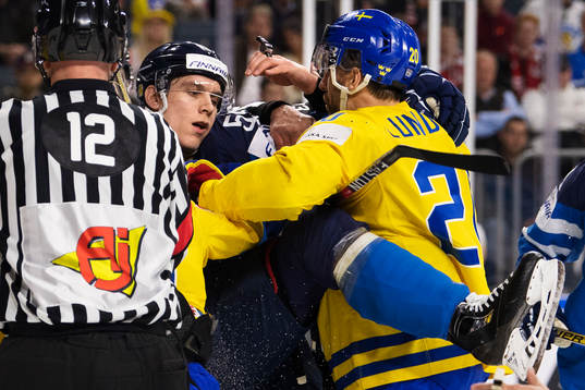Finlands Atte Ohtamaa i bråk med Sveriges Joel Lundqvist i