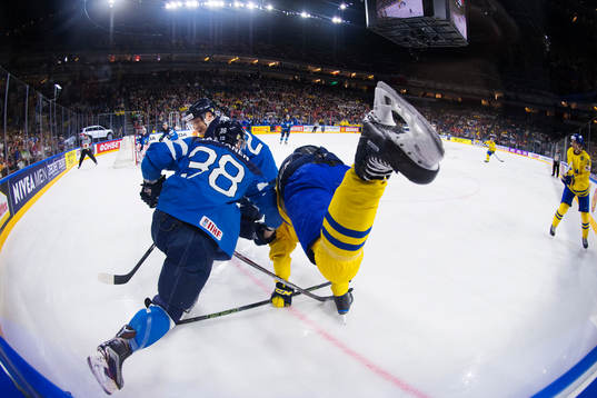 Finlands Joonas Kemppainen och Juuso Hietanen i en närkamp