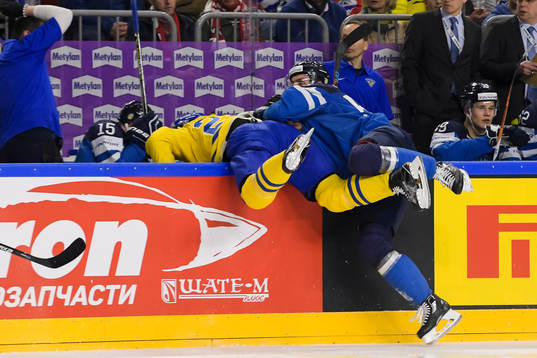 Sveriges Joel Lundqvist tacklas Finlands Atte Ohtamaa  i