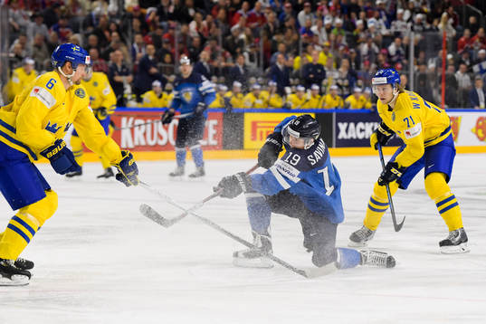 Sveriges Anton Strålman och William Karlsson försvarar