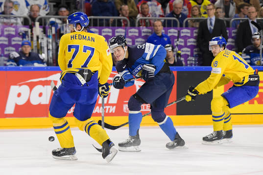 Sveriges Victor Hedman och Dennis Everberg försvarar mot