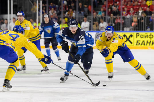 Sveriges Alexander Edler och Gabriel Landeskog försvarar