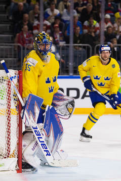 Sveriges målvakt Henrik Lundqvist framför Alexander Edler