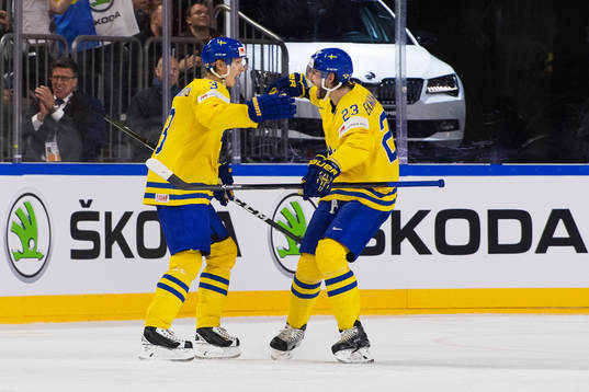 Sveriges John Klingberg och Oliver Ekman Larsson jublar