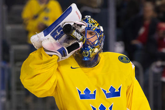 Sveriges målvakt Henrik Lundqvist dricker vatten i