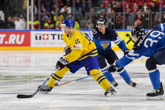 Finlands Sebastian Aho och Jesse Puljujärvi försvarar mot