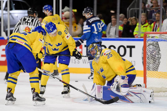 Sveriges målvakt Henrik Lundqvist har ont i semifinalen