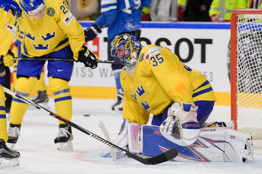 Sveriges målvakt Henrik Lundqvist har ont i semifinalen