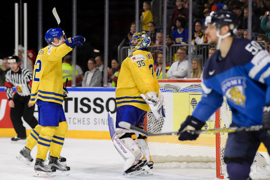 Sveriges Joakim Nordström och målvakt Henrik Lundqvist