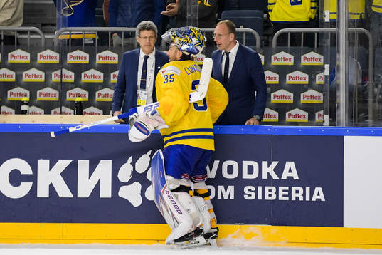 Sveriges målvakt Henrik Lundqvist i samtal med  team