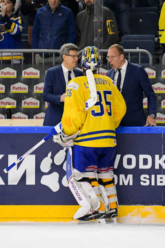 Sveriges målvakt Henrik Lundqvist i samtal med  team