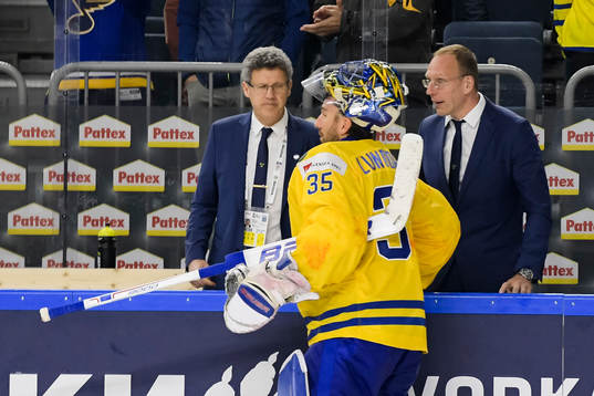 Sveriges målvakt Henrik Lundqvist i samtal med  team