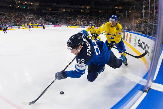 Finlands Joonas Kemppainen blir tacklad av Sveriges William