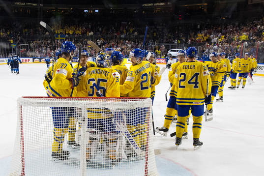 Sveriges spelare jublar runt målvakten Henrik Lundqvist