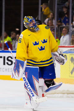 Sveriges målvakt Henrik Lundqvist grimaserar av smärta i