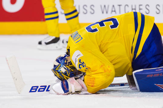 Sveriges målvakt Henrik Lundqvist grimaserar av smärta i