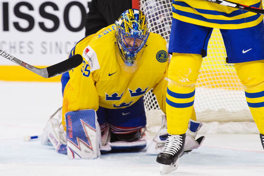 Sveriges målvakt Henrik Lundqvist grimaserar av smärta i