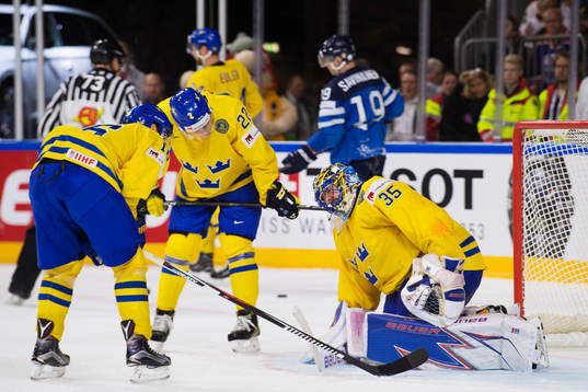 Sveriges målvakt Henrik Lundqvist grimaserar av smärta i