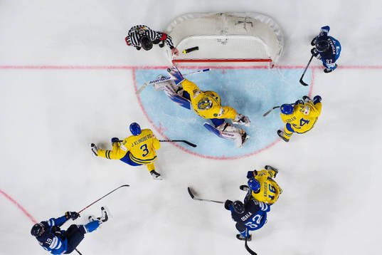 Sveriges målvakt Henrik Lundqvist räddar ett skott från