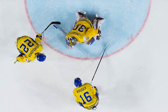 Sveriges målvakt Henrik Lundqvist tar på sitt vänstra