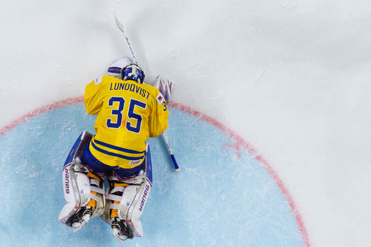 Sveriges målvakt Henrik Lundqvist ligger ner på isen och